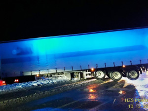 Kamion havaroval na kluzké vozovce a skončil v příkopu. Z proražené nádrže vytékala nafta