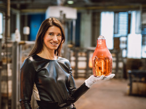 Charitativní dražba edice uměleckých lahví Pilsner Urquell vynesla dva miliony korun pro Centrum Paraple