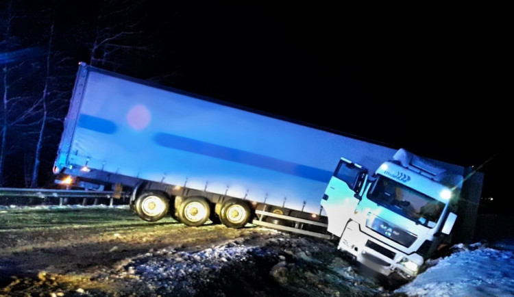 Kamion havaroval na kluzké vozovce a skončil v příkopu. Z proražené nádrže vytékala nafta