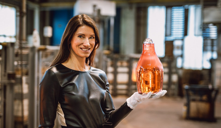 Návrhu lahví se letos zhostila přední česká designérka Lucie Koldová