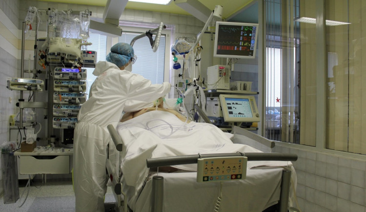 Koronavirus oslabuje, situace v Plzeňském kraji je přesto horší než před rokem