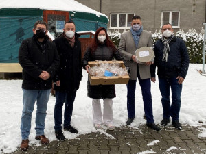 Část zboží ze zrušených Adventních trhů v Plzni se dostala jako dar do sociálních zařízení