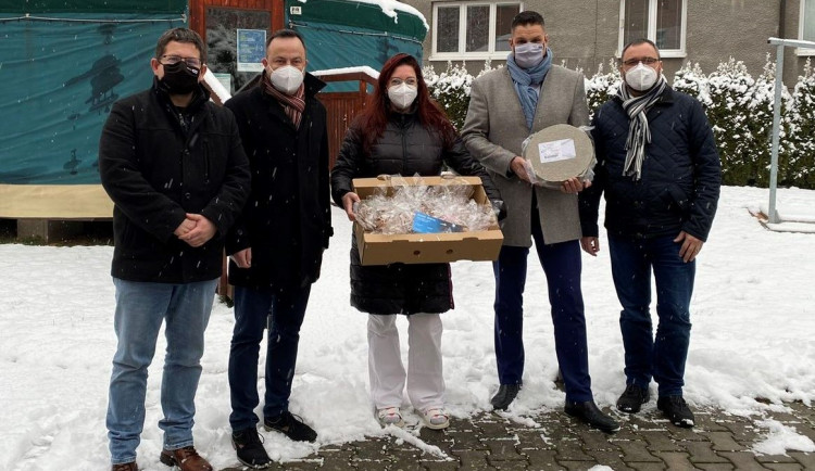 Část zboží ze zrušených Adventních trhů v Plzni se dostala jako dar do sociálních zařízení