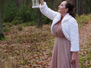 Videklip k nové vánoční písni natáčela Bára Basiková v barokním skvostu na severním Plzeňsku společně s Andílky