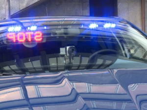 Mladý cizinec vyletěl ze svého auta jako střela a začal zběsile prchat před policejní hlídkou