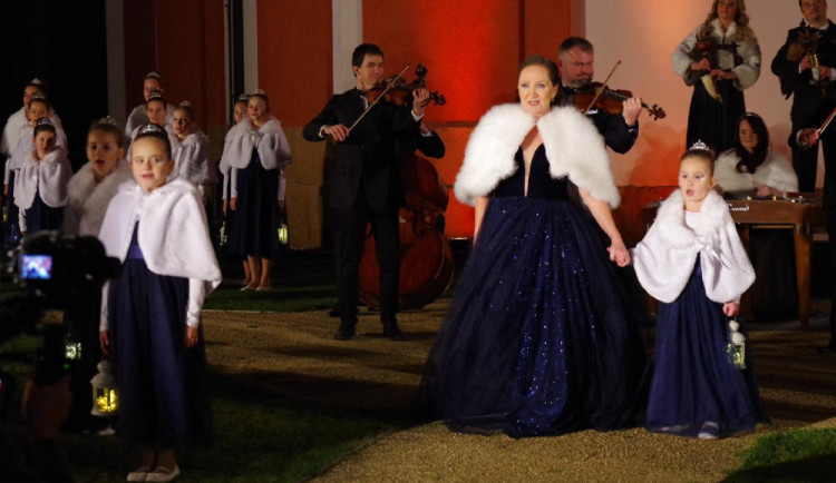 Videklip k nové vánoční písni natáčela Bára Basiková v barokním skvostu na severním Plzeňsku