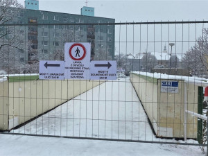 Mostovka je v havarijním stavu, přes frekventovanou lávku v Rokycanech už lidé nepřejdou