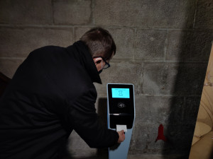 V interiéru gotického chrámu přibyl hi-tech terminál, plní funkci kasičky