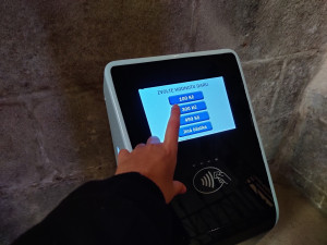 V interiéru gotického chrámu přibyl hi-tech terminál, plní funkci kasičky