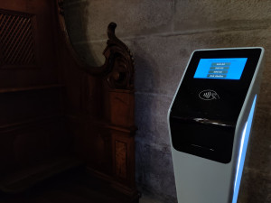 V interiéru gotického chrámu přibyl hi-tech terminál, plní funkci kasičky