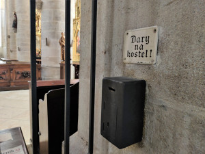 Kasičky v katedrále stále najdete
