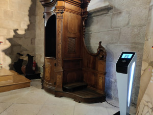 Do interiéru gotického chrámu přibyl hi-tech terminál, plní funkci kasičky
