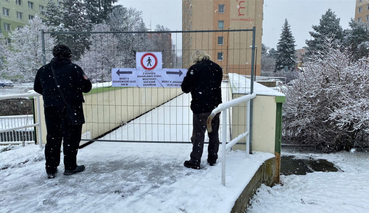 Mostovka je v havarijním stavu, přes frekventovanou lávku v Rokycanech už lidé nepřejdou