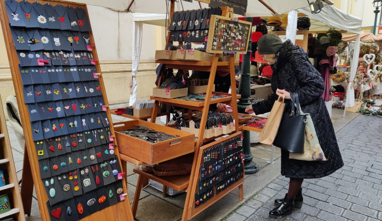 Částečně nám to zachrání živobytí, radují se trhovci, kteří směli otevřít své stánky U Branky