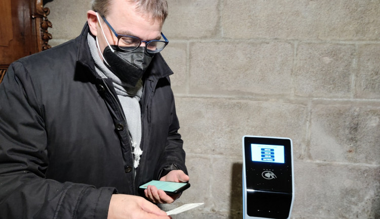 Jako první terminál otestoval plzeňský biskup Tomáš Holub