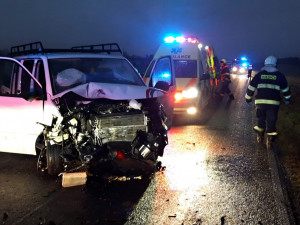 Při ranní nehodě čtyř automobilů se zranilo sedm osob, některé museli hasiči z vozidel vyprošťovat