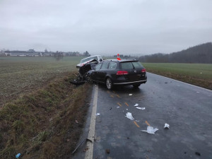 Při ranní nehodě čtyř automobilů se zranilo sedm osob, některé museli hasiči z vozidel vyprošťovat