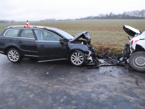 Při ranní nehodě čtyř automobilů se zranilo sedm osob, některé museli hasiči z vozidel vyprošťovat