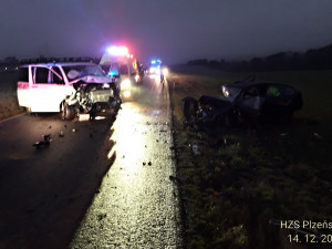 Při ranní nehodě čtyř automobilů se zranilo sedm osob, některé museli hasiči z vozidel vyprošťovat