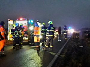 Při ranní nehodě čtyř automobilů se zranilo sedm osob, některé museli hasiči z vozidel vyprošťovat
