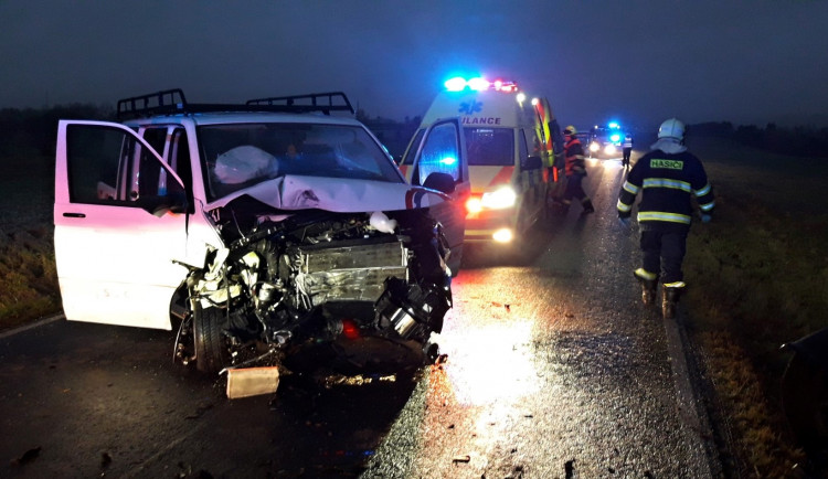 Při ranní nehodě čtyř automobilů se zranilo sedm lidí, některé museli hasiči z vozidel vyprošťovat