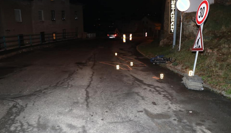 Cyklista bez helmy narazil do dopravní značky tak nešťastně, že pro něj musel letět vrtulník