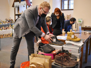 Výzva radního sklidila úspěch, podařilo se mu od kolegů a přátel vybrat 82 párů zimních bot pro bezdomovce