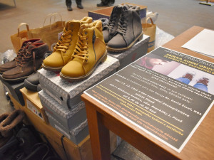 Výzva radního sklidila úspěch, podařilo se mu od kolegů a přátel vybrat 82 párů zimních bot pro bezdomovce