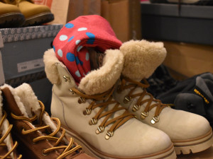 Výzva radního sklidila úspěch, podařilo se mu od kolegů a přátel vybrat 82 párů zimních bot pro bezdomovce