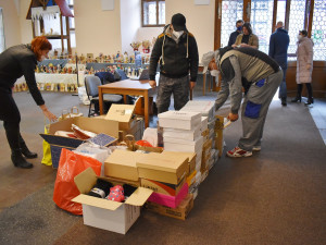 Výzva radního sklidila úspěch, podařilo se mu od kolegů a přátel vybrat 82 párů zimních bot pro bezdomovce