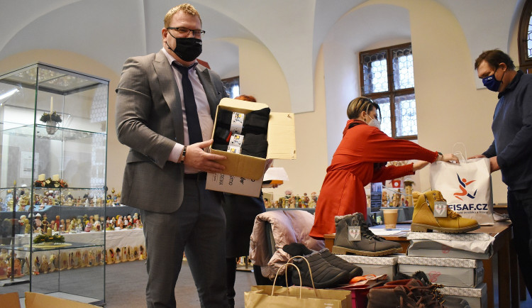 Výzva radního sklidila úspěch, podařilo se mu od kolegů a přátel vybrat 82 párů zimních bot pro bezdomovce