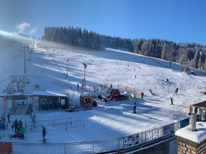 První víkend letošní zimní lyžařské sezóny proběhl i v lyžařském areálu Zadov na Šumavě, a to velmi úspěšně.