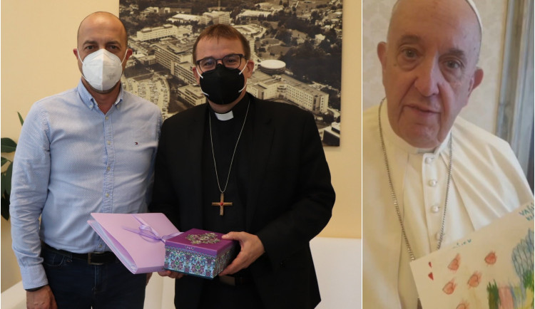 Obrázky od dětských pacientů doputovaly až do Vatikánu, papež František natočil vzkaz pro malé malíře