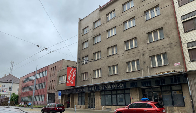 Součástí prodeje i bývalé Komorní divadlo