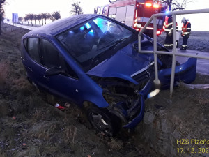 Řidička tohoto vozu narazila do mostku