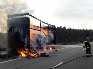 Požár náklaďáku ochromil provoz na dálnici D5. V koloně se následně srazily dva kamiony