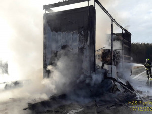 Požár náklaďáku ochromil provoz na dálnici D5. V koloně se následně srazily dva kamiony