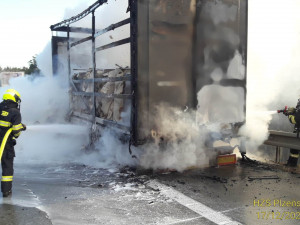 Požár náklaďáku ochromil provoz na dálnici D5. V koloně se následně srazily dva kamiony