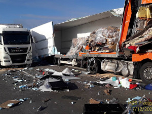 Požár náklaďáku ochromil provoz na dálnici D5. V koloně se následně srazily dva kamiony