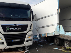 Požár náklaďáku ochromil provoz na dálnici D5. V koloně se následně srazily dva kamiony