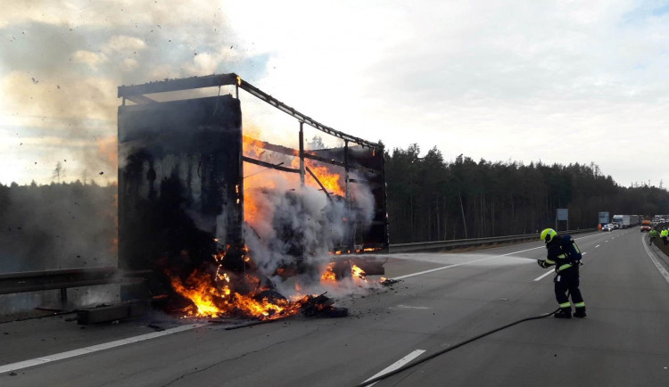 Požár náklaďáku ochromil provoz na dálnici D5. V koloně se následně srazily dva kamiony