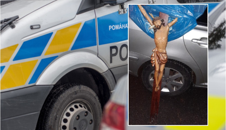 Zloděj ukradl z domu kříž s Ježíšem z 19. století, hříšníka pronásledovali všímaví sousedé a artefakt ubránili