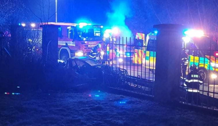 Opilí a zfetovaní mladíci sešrotovali auto u vjezdu do věznice, dva z nich utekli od zraněných kamarádů