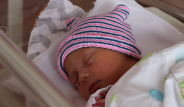 Vánoční zázrak? Překvapená žena s bolestmi břicha porodila zdravou holčičku