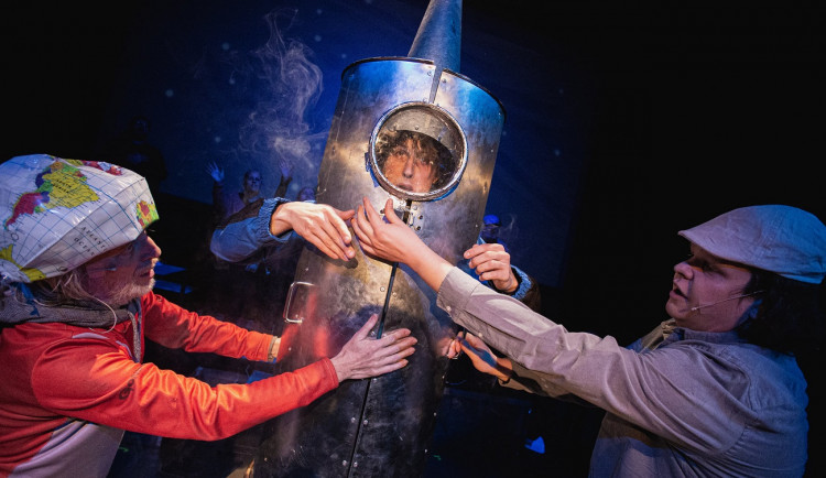 Konspirační teorie vyznavačů ploché Země inspirovaly divadelníky k nové hře, čerpali i z diskusí na internetu