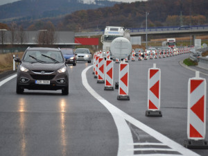 Dálnice D5 ve směru na Plzeň bude celé dopoledne neprůjezdná po ranní nehodě u Hořovic