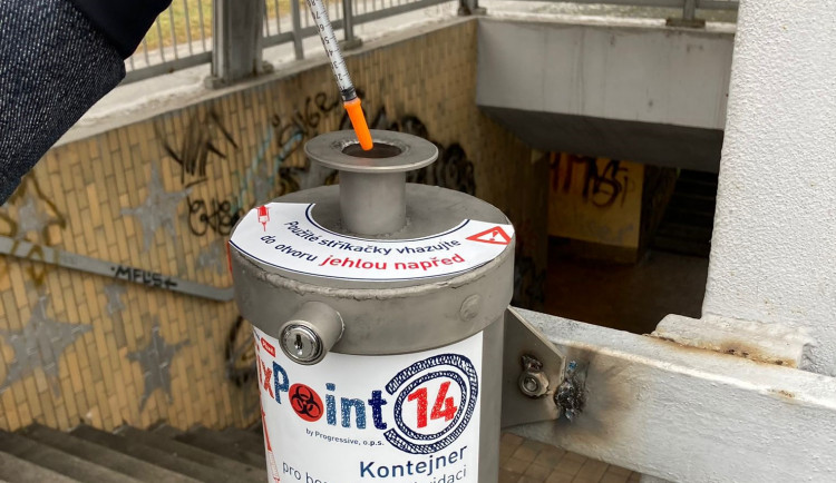 U nechvalně proslulého podchodu před nádražím vznikly nové kontejnery na použité injekční stříkačky