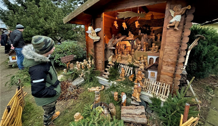 Tento betlém najdete na zahradě řezbářky Jiřiny Andrlíkové v Příchovicích