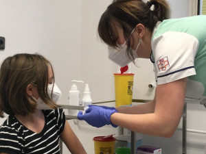 Proti onemocnění covid-19 se už v Plzni očkují první děti ve věku 5 až 11 let, do Vánoc jich budou další desítky