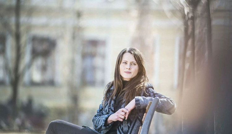 Vlasta Feistinger Sachrová,  Člověk v tísni